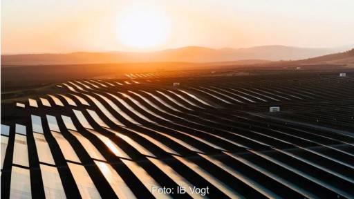 Im Bild ein großer Photovoltaik-Solarpark von IB Vogt in Spanien, für neue Projekte erhält der Photovoltaik-Projektentwickler 350 Millionen Euro von der Santander Bank.