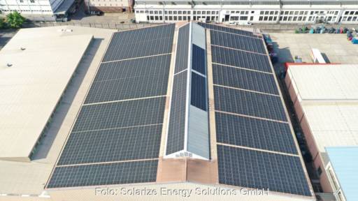 Photovoltaikanlage auf einem Gewerbedach.