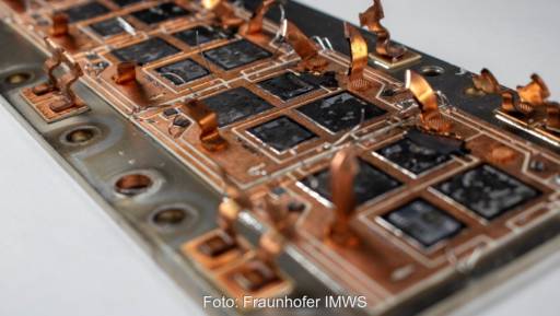 Im Bild des Fraunhofer IMWS ein durch elektrische Überlast zerstörtes Power-Modul von einem PV Wechselrichter.