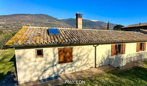 Im eine Solarthermie-Anlage mit dem Tankkollektor von EDN auf dem Dach eines südländischen Hauses.