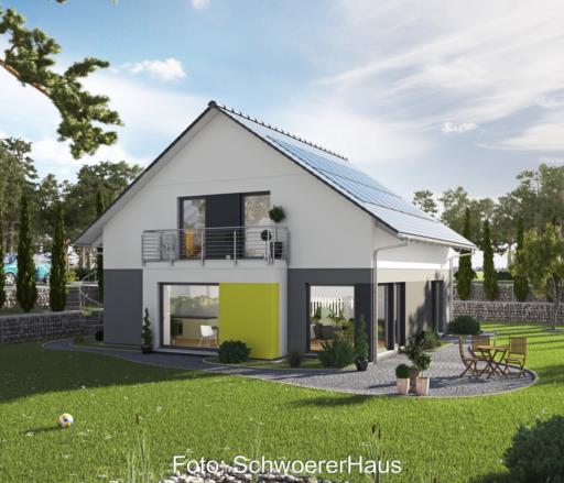 Einfamilienhaus mit Garten und im Dach integrierter PV-Anlage.