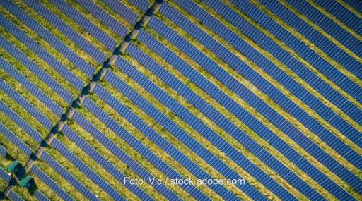 Im Bild ein Photovoltaik-Solarpark aus der Luft, besondere Solaranlagen auf Grünland und Moorböden müssen bestimmte Anforderungen erfüllen.
