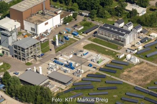 Luftbild zeigt Forschungscampus mit verschiedenen Energiesystemkomponenten wie zum Beispiel Photovoltaik.