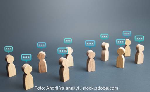 Holzfiguren mit Sprechblasen - Symbol für Kommentare der Verbände zu EU-Windenergie-Plan