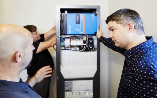 Männer vor Redox-Flow-Batterie