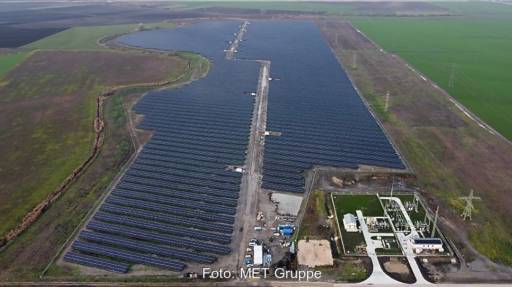Luftaufnahme zeigt eine langgezogene Photovoltaik-Freiflächen-Anlage bis zum Horizont, in Ungarn.