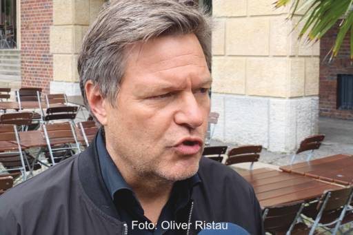 Robert Habeck erläutert bei einem Pressetermin in Hamburg Pläne für Wasserstoffkraftwerke.