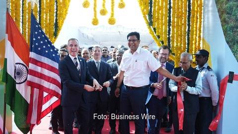 Im Bild zerschneiden Offizielle bei der Einweihungszeremonie für die neue Fertigung von First Solar in Indien das Band.