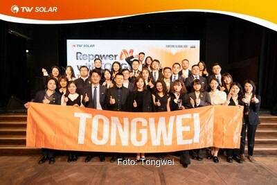 Im Bild ein Menschenansammlung von Tongwei-Mitarbeitenden, das Unternehmen hat ein neues Solarmodul vorgestellt.