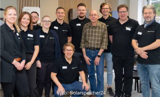 Im Bild das Team, das das erste Ladengeschäft von Solarspeicher24 betreut.