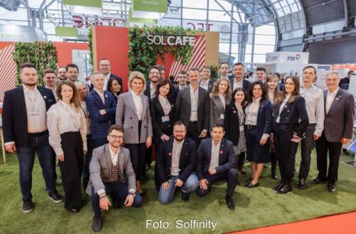 Gruppe von Menschen an einem Messestand - das Team vom Photovoltaik Großhandel Solfinity.