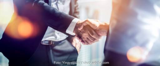 Zwei Personen schütteln sich die Hände