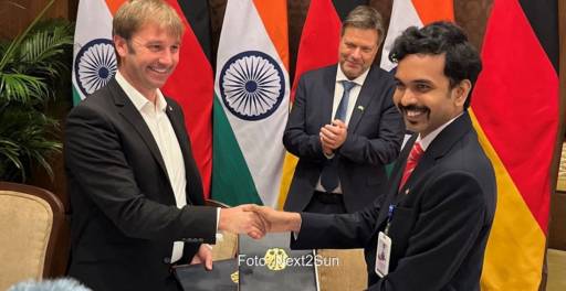 Im Bild Sascha Krause-Tuenker, CFO der Next2Sun AG, Subrahmanyam Pulipaka, CEO der National Solar Energy Federation von Indien und Vizekanzler Robert Habeck.