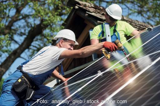 Zwei Handwerker installieren eine Photovoltaik-Anlagek