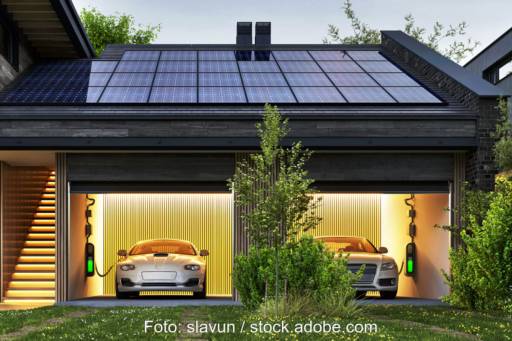Beleuchtete Garage mit zwei ladenden E-Autos (Nobelkarossen).