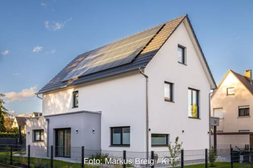 Einfamilienhaus mit PV-Anlage auf dem Schrägdach.