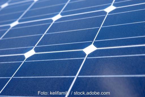Nahaufnahme eines blauen Solarmoduls.