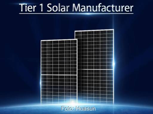 Im Bild sind zwei PV-Module von Huasun mit Heterojunction-Technologie und der Schriftzug Tier-1-Manufacturer zu sehen.