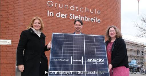 Im Bild Enercity-CEO Dr. Susanna Zapreva, Schuldirektor Thomas Müller und Anja Ritschel, Enercity-Aufsichtsratsvorsitzende, die die Photovoltaik-Anlage für die Grundschule In der Steinbreite vorstellen.