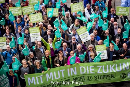 Eine Menschenmenge vom Bündnis Bürgerenergie e.V. mit Transparenten und Plakaten.