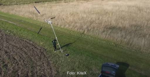 ein Mensch baut die mobile Kleinwindkraft-Anlage auf.