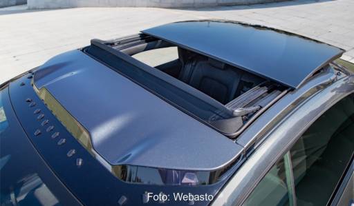 Im Bild das geöffnete Dach eine Autos, das Webasto auch als Solardach anbietet.