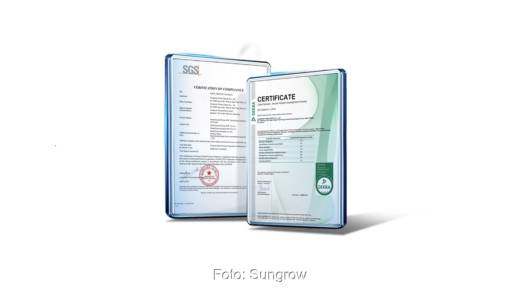 Im Bild zwei Handy, die die Sicherheitszertifikate der neuen iSolarCloud App von Sungrow zeigen.