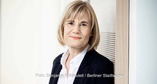 Im Bild Stadtwerke-Chefin Dr.-Ing. Kerstin Busch, die weitere Photovoltaik-Anlagen auf Berliner Schuldächern ankündigt.