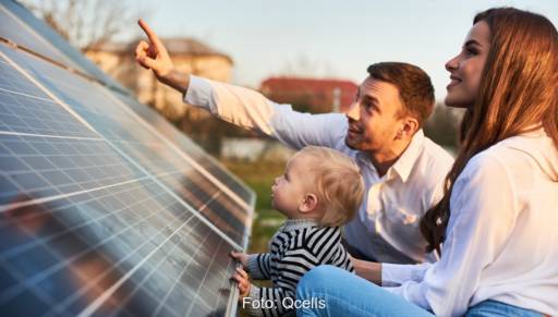 Im Bild Vater, Mutter und Kind mit Photovoltaik-Anlage, für die Qcells nun eine Versicherung mitliefert.