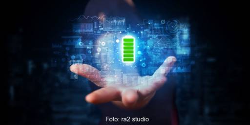 Animation zeigt offene Hand, über der im blauen Nebel eine geladene Batterie schwebt.