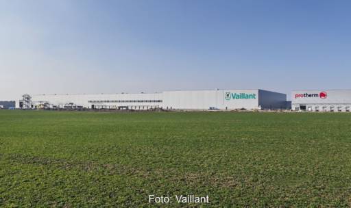 Ein modernes Fabrikgebäude auf grüner Wiese.