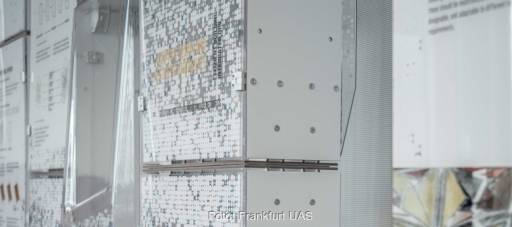 Im Bild erste solare Leichtbaupaneele, die die Frankfurt University of Applied Sciences entwickelt hat.