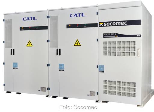 Drei graue Gehäuse in einer Reihe - der Outdoor-Stromspeicher für Industrie und Gewerbe