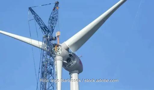 Im Bild die Montage einer Windenergieanlage, die Bundesnetzagentur hat das Ausschreibungsvolumen für Windenergie an Land halbiert.