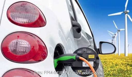 Im Bild ein E-Auto mit Ladekabel, Gotion stellt Lithium-Ionen-Batterien für Autos in Göttingen her.