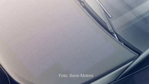 Solarmodule auf der Motorhaube eines Fahrzeugs: Das ist die Solartechnologie von Sono Motors.