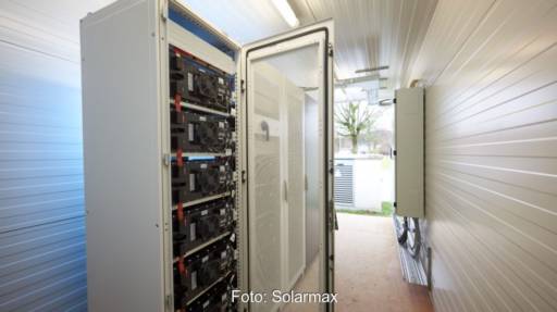 Hoher Batterie-Schrank mit einer geöffneten Tür.