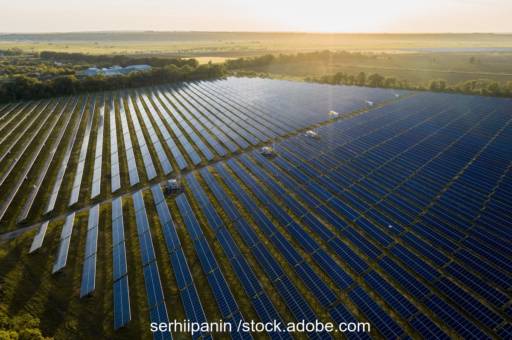Photovoltaik-Freiflächenanlage aus der Luft. Symbolbild für Solarpark, Solarstrom, PPA.