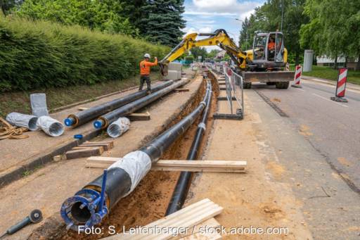 Bauarbeiten an einer Straße zur Verlegung von Wärmerohren.