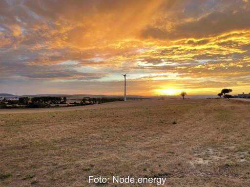 Windenergie-Anlage bei Sonnenaufgang - Symbolbild für Software für Beteiligung von Kommunen.