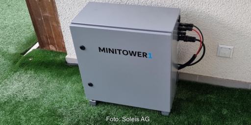 Das Schweizer Unternehmen Soleis AG hat einen PV-Speicher Minitower für Balkon-Photovoltaik auf den Markt gebracht.