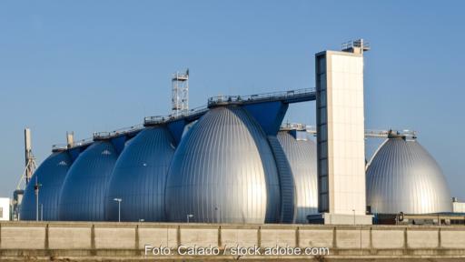 Eiförmige Gas-Speicher vor blauem Himmel