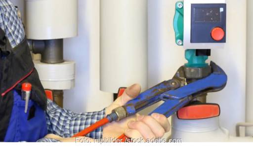 Im Bild Arme eines Heizungsmonteurs mit Rohrzange als Symbol für den Heizungsmarkt im ersten Halbjahr 2023.