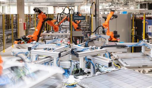 Im Bild ist die Fertigung von Photovoltaik-Modulen bei Solarwatt zu sehen. Das Unternehmen feiert 30-Jähriges Bestehen.