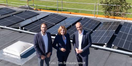 Im Bild Offizielle auf dem Dach des Vereinsheims, im Rahmen der Solarpartnerschaft für Vereine hat Enercitiy dort eine Photovoltaik-Anlage installiert.