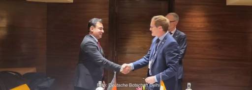 Zwei Männer im Anzug schütteln Hände - Kooperation für die Integration indischer Fächkräfte in die Deutsche Solarbranche