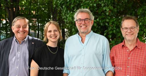 Im Bild vier Personen, die als Präsidium für die Deutsche Gesellschaft für Sonnenenergie aktiv sind.