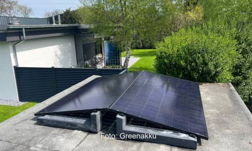 Im Bild eine Mini-PV-Anlage, die mit den L-Steinen vom deutschen Hersteller Wattstone aufgebaut ist. Greenakku zeigt das Produkt auf der Messe Solar Solutions Düsseldorf.