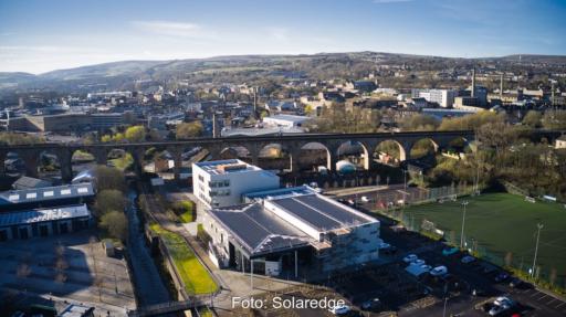 Photovoltaik-Installation am Burnley-College mit Solaredge-Technologie