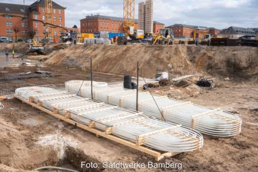 Groiße Baustelle mit gestapelten Erdkollektoren, die künftig Wärme nutzen.
